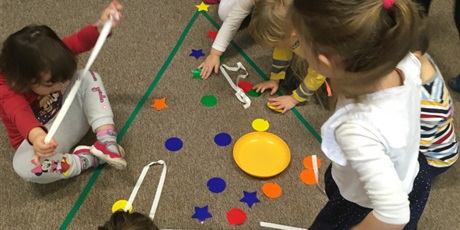 Powiększ grafikę: Zabawy w sali i dekorowanie choinki w Pszczółkach