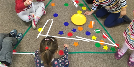 Powiększ grafikę: Zabawy w sali i dekorowanie choinki w Pszczółkach