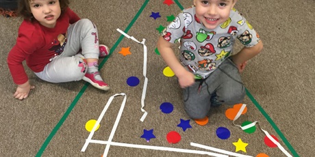 Powiększ grafikę: Zabawy w sali i dekorowanie choinki w Pszczółkach