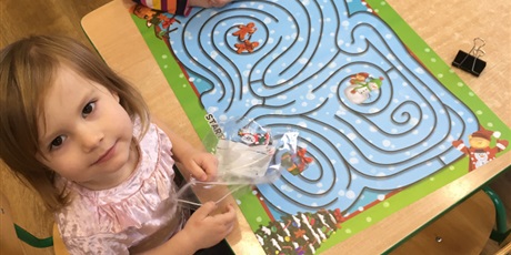 Powiększ grafikę: Zabawy w sali i dekorowanie choinki w Pszczółkach