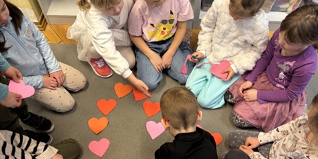 Powiększ grafikę: Zabawy walentynkowe Żuczków i wyjście do Teatru Miniatura 