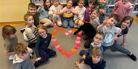 Powiększ grafikę: Zabawy walentynkowe Żuczków i wyjście do Teatru Miniatura 