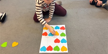 Powiększ grafikę: Zabawy walentynkowe Żuczków i wyjście do Teatru Miniatura