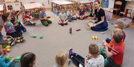 Powiększ grafikę: Zajęcia muzyczne z mamą Bohdana i warsztaty w grupie Biedroneczki