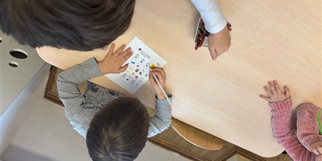 Powiększ grafikę: Zajęcia w Żuczkach "Edukacja-Segregacja", organizowane przez Fundację "Generacja"