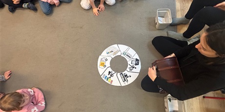 Powiększ grafikę: Zajęcia w Żuczkach "Edukacja-Segregacja", organizowane przez Fundację "Generacja"