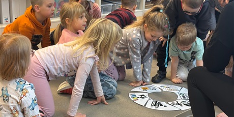 Powiększ grafikę: Zajęcia w Żuczkach "Edukacja-Segregacja", organizowane przez Fundację "Generacja"