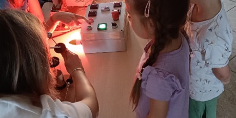Powiększ grafikę: Zajęcia ze studentami Politechniki Gdańskiej - Pstryczek Elektryczek w Biedronkach i Żukach