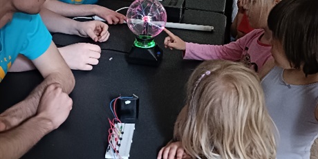 Powiększ grafikę: Zajęcia ze studentami Politechniki Gdańskiej - Pstryczek Elektryczek w Biedronkach i Żukach