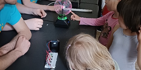 Powiększ grafikę: Zajęcia ze studentami Politechniki Gdańskiej - Pstryczek Elektryczek w Biedronkach i Żukach