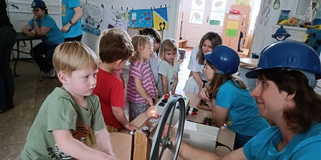 Powiększ grafikę: Zajęcia ze studentami Politechniki Gdańskiej - Pstryczek Elektryczek w Biedronkach i Żukach