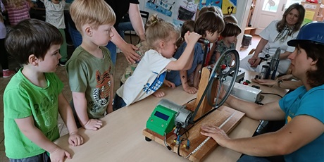 Powiększ grafikę: Zajęcia ze studentami Politechniki Gdańskiej - Pstryczek Elektryczek w Biedronkach i Żukach