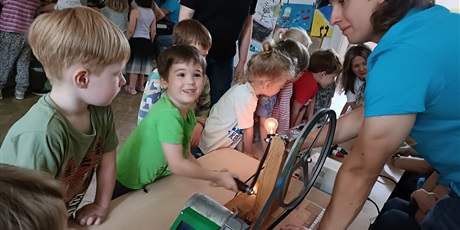Powiększ grafikę: Zajęcia ze studentami Politechniki Gdańskiej - Pstryczek Elektryczek w Biedronkach i Żukach
