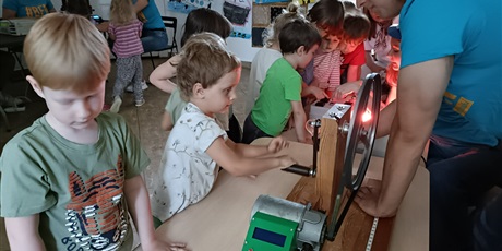Powiększ grafikę: Zajęcia ze studentami Politechniki Gdańskiej - Pstryczek Elektryczek w Biedronkach i Żukach
