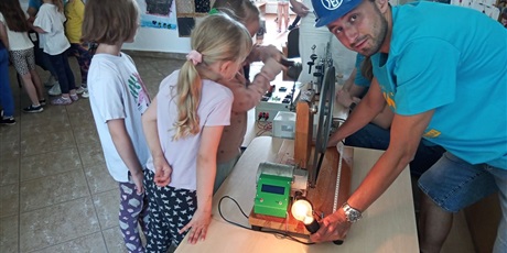 Powiększ grafikę: Zajęcia ze studentami Politechniki Gdańskiej - Pstryczek Elektryczek w Biedronkach i Żukach