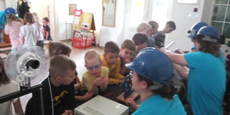 Powiększ grafikę: Zajęcia ze studentami Politechniki Gdańskiej - Pstryczek Elektryczek w Biedronkach i Żukach