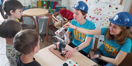 Powiększ grafikę: Zajęcia ze studentami Politechniki Gdańskiej - Pstryczek Elektryczek w Biedronkach i Żukach