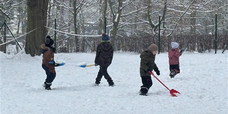 Powiększ grafikę: Zimowe zabawy Żuczków