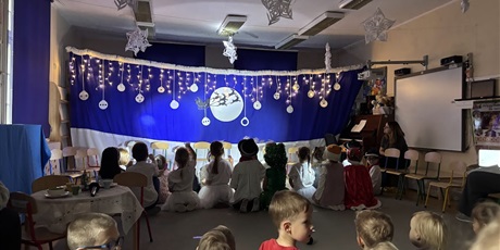"Zmartwienie śnieżynek" - występ Żuczków dla dzieci z innych grup