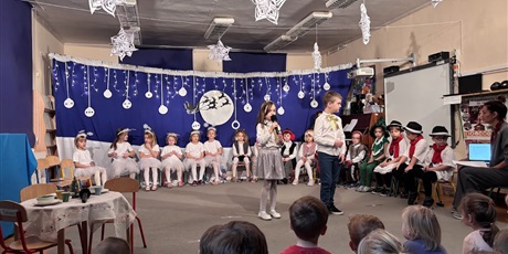 Powiększ grafikę: "Zmartwienie śnieżynek" - występ Żuczków dla dzieci z innych grup