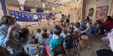Powiększ grafikę: "Zmartwienie śnieżynek" - występ Żuczków dla dzieci z innych grup