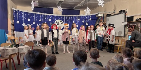 Powiększ grafikę: "Zmartwienie śnieżynek" - występ Żuczków dla dzieci z innych grup