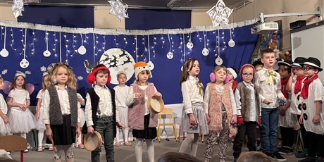 Powiększ grafikę: "Zmartwienie śnieżynek" - występ Żuczków dla dzieci z innych grup