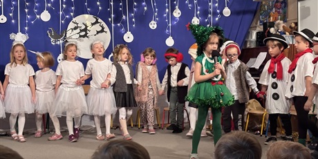 Powiększ grafikę: "Zmartwienie śnieżynek" - występ Żuczków dla dzieci z innych grup