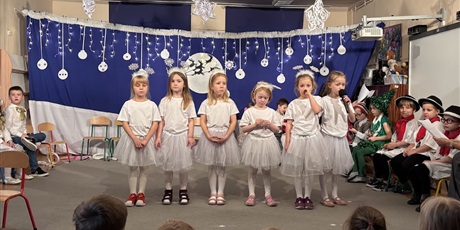Powiększ grafikę: "Zmartwienie śnieżynek" - występ Żuczków dla dzieci z innych grup