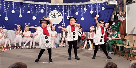 Powiększ grafikę: "Zmartwienie śnieżynek" - występ Żuczków dla dzieci z innych grup