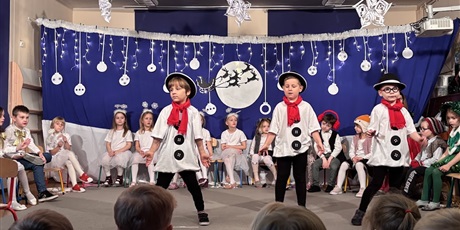 Powiększ grafikę: "Zmartwienie śnieżynek" - występ Żuczków dla dzieci z innych grup