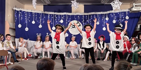 Powiększ grafikę: "Zmartwienie śnieżynek" - występ Żuczków dla dzieci z innych grup