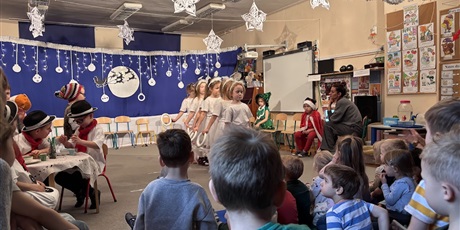 Powiększ grafikę: "Zmartwienie śnieżynek" - występ Żuczków dla dzieci z innych grup