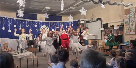 Powiększ grafikę: "Zmartwienie śnieżynek" - występ Żuczków dla dzieci z innych grup