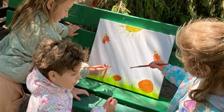Powiększ grafikę: Żuczki malują w ogrodzie 