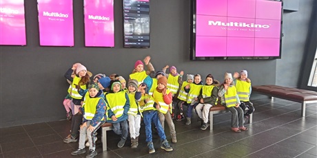 Powiększ grafikę: Żuczki na wycieczce do Multikina