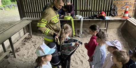 Powiększ grafikę: Żuczki poznają zawód strażaka - zajęcia z tatą Kuby