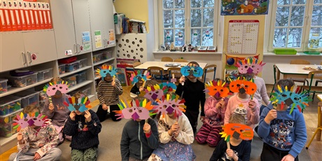 Żuczki przygotowują maski na bal karnawałowy