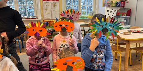 Powiększ grafikę: Żuczki przygotowują maski na bal karnawałowy