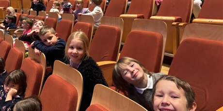 Powiększ grafikę: Żuczki w Filharmonii Bałtyckiej na koncercie edukacyjnym pt. "Pan Kleks - na ratunek świętom!"