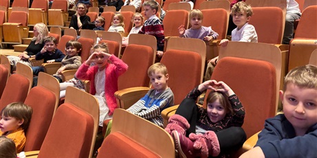 Powiększ grafikę: Żuczki w Filharmonii Bałtyckiej na koncercie edukacyjnym pt. "Pan Kleks - na ratunek świętom!"