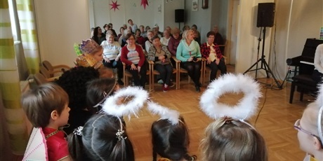 Powiększ grafikę: Żuczki w Środowiskowym Domu Pomocy Społecznej wystawiają Jasełka