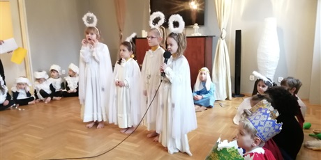 Powiększ grafikę: Żuczki w Środowiskowym Domu Pomocy Społecznej wystawiają Jasełka