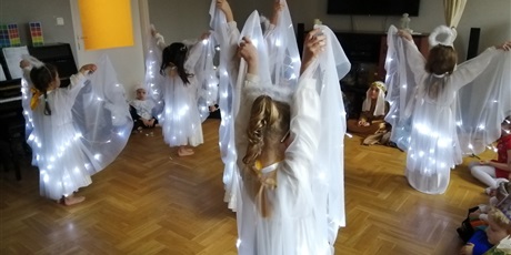 Powiększ grafikę: Żuczki w Środowiskowym Domu Pomocy Społecznej wystawiają Jasełka