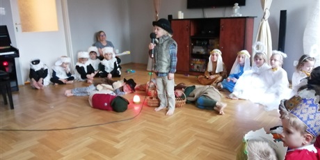 Powiększ grafikę: Żuczki w Środowiskowym Domu Pomocy Społecznej wystawiają Jasełka