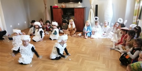 Powiększ grafikę: Żuczki w Środowiskowym Domu Pomocy Społecznej wystawiają Jasełka