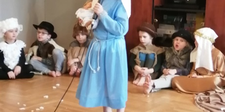 Powiększ grafikę: Żuczki w Środowiskowym Domu Pomocy Społecznej wystawiają Jasełka