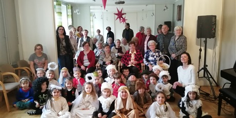 Powiększ grafikę: Żuczki w Środowiskowym Domu Pomocy Społecznej wystawiają Jasełka