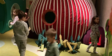 Powiększ grafikę: Żuczki z wizytą w Hevelianum na zajęciach "Odlotowe balony"